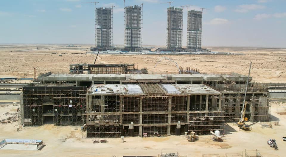وزير الصناعة يتفقد مواقع العمل بمشروع الخط الأول للقطار الكهربائي السريع