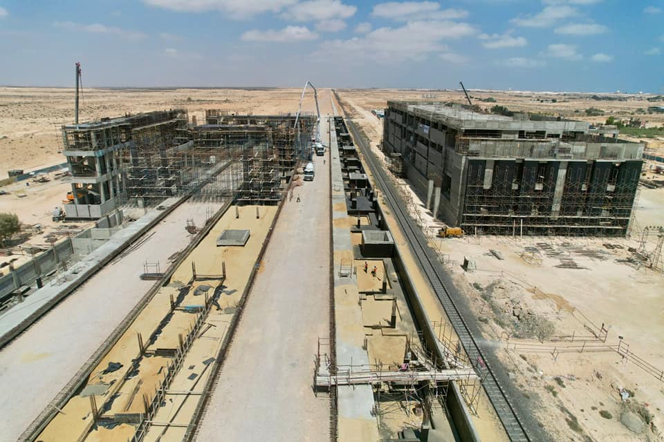 وزير الصناعة يتفقد مواقع العمل بمشروع الخط الأول للقطار الكهربائي السريع