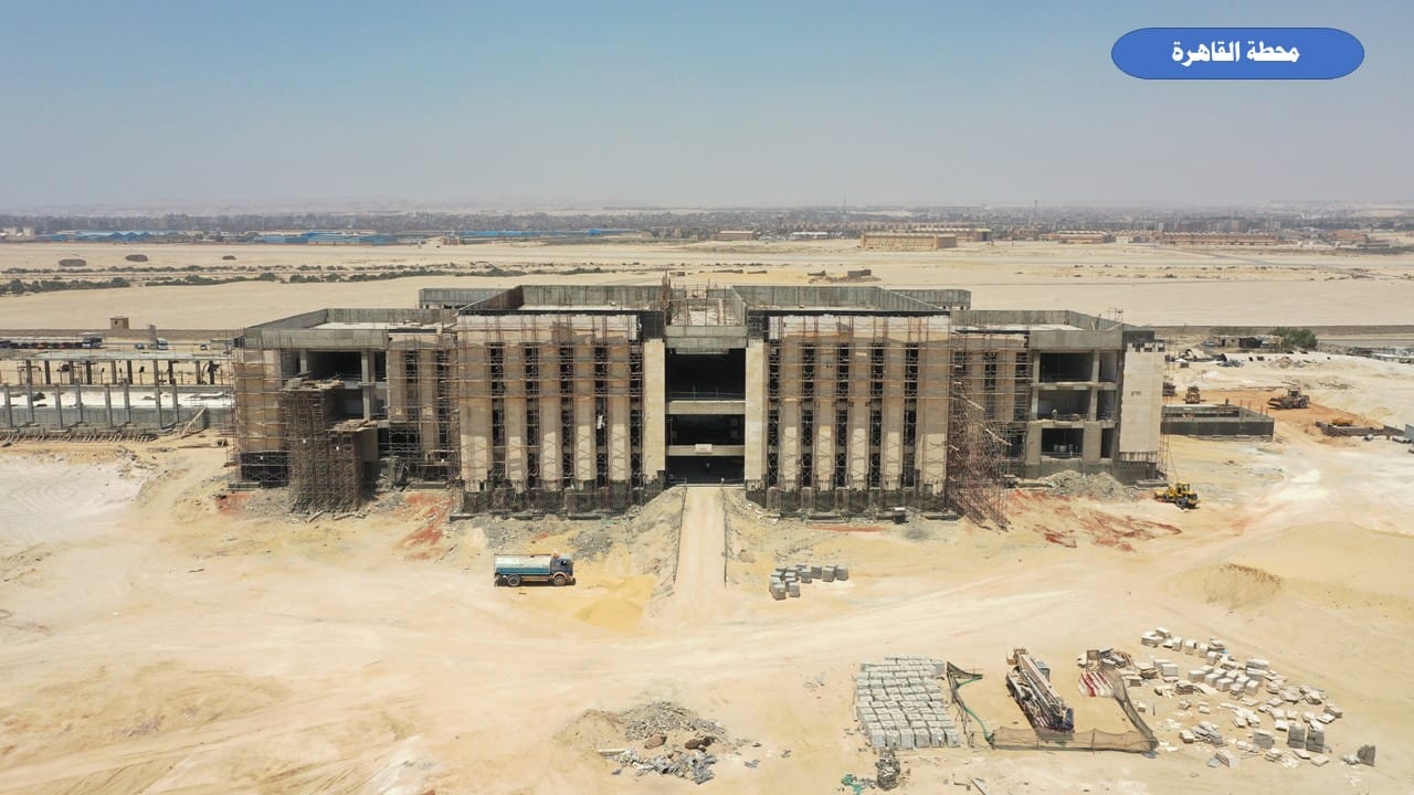 وزير الصناعة يتفقد مواقع العمل بمشروع الخط الأول للقطار الكهربائي السريع