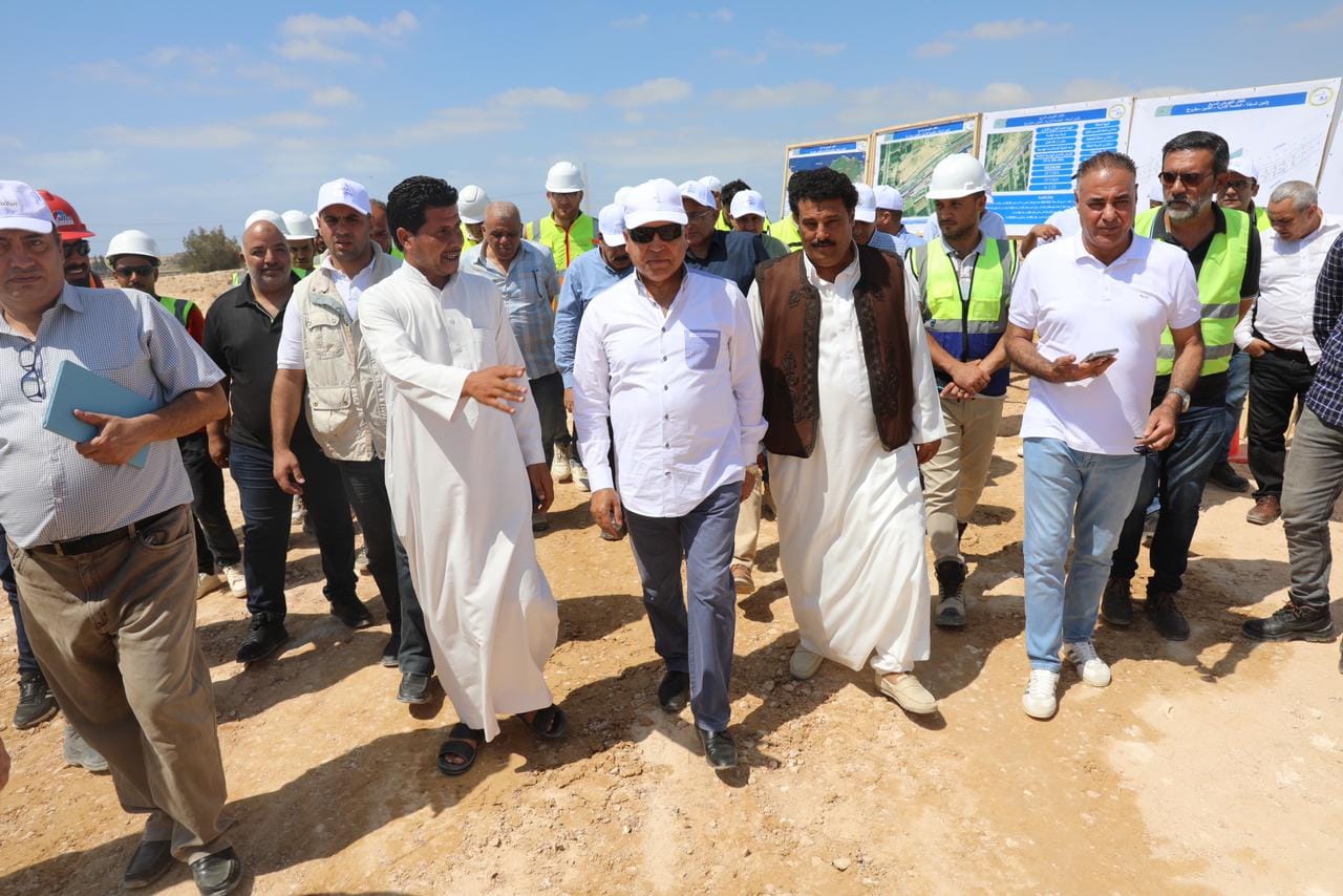 وزير الصناعة يتفقد مواقع العمل بمشروع الخط الأول للقطار الكهربائي السريع