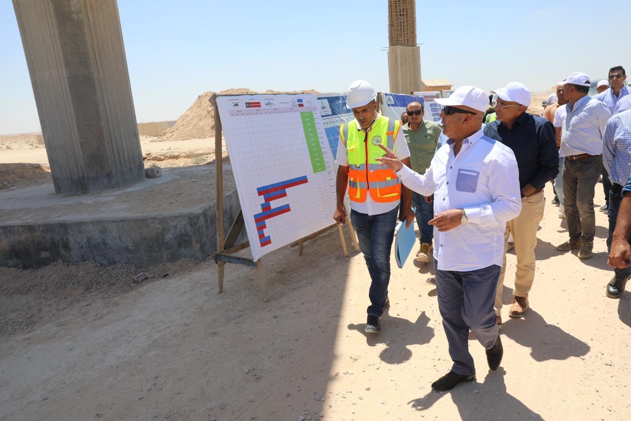 وزير الصناعة يتفقد مواقع العمل بمشروع الخط الأول للقطار الكهربائي السريع