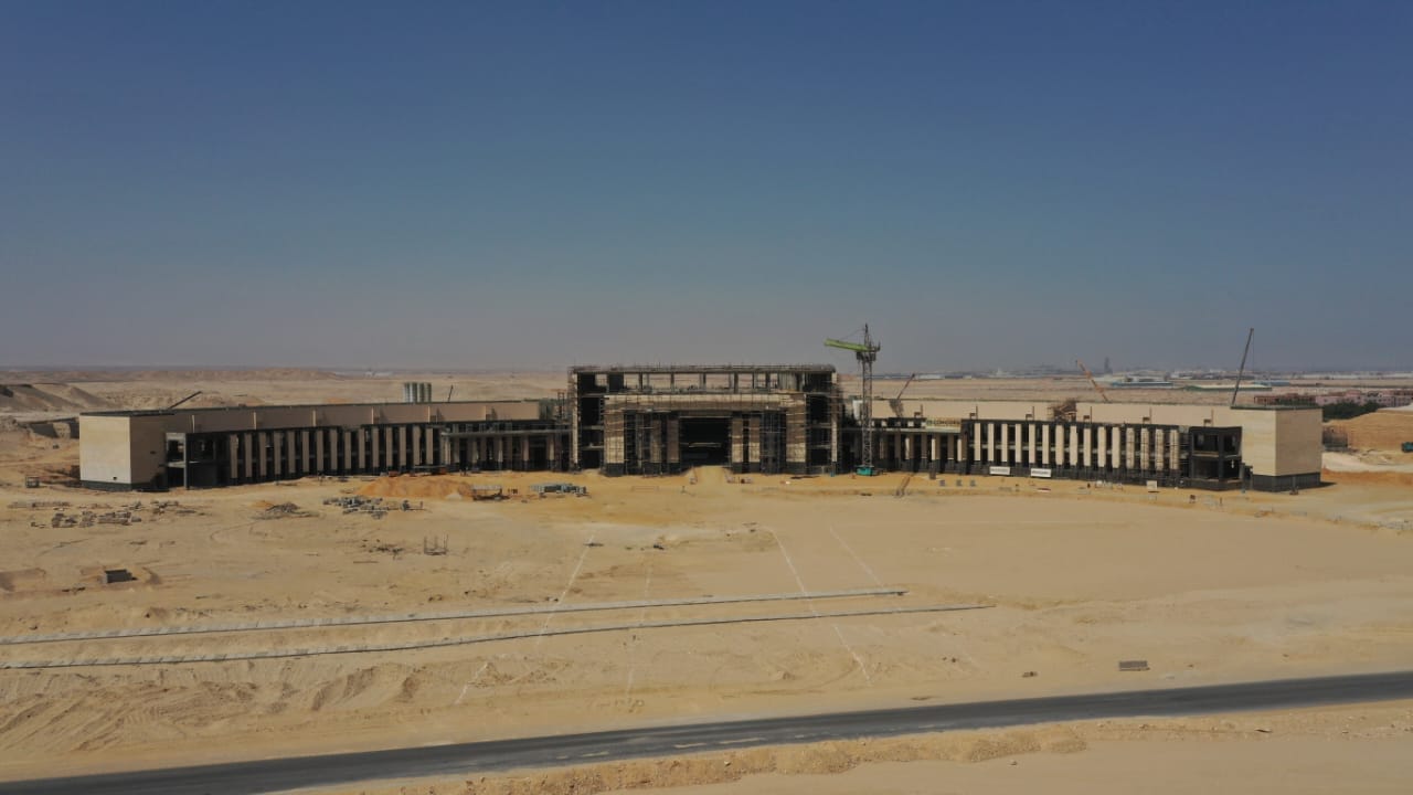 وزير الصناعة يتفقد مواقع العمل بمشروع الخط الأول للقطار الكهربائي السريع