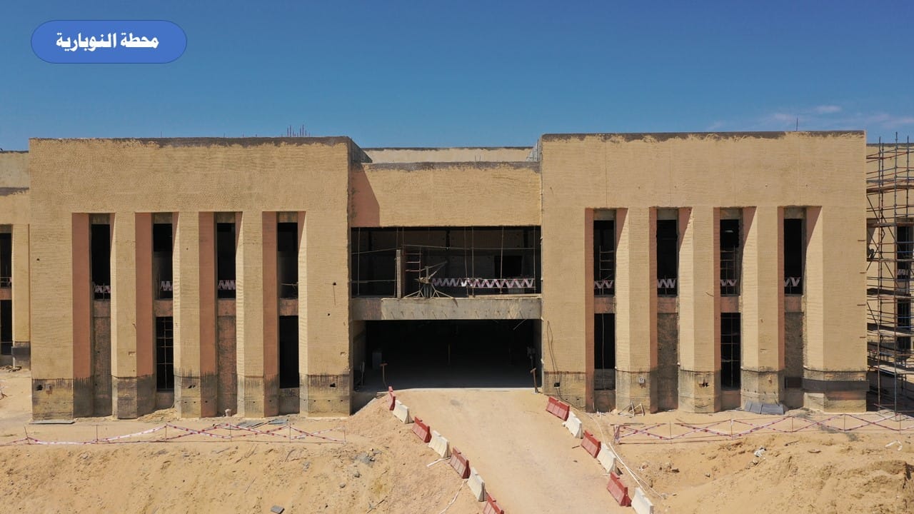 وزير الصناعة يتفقد مواقع العمل بمشروع الخط الأول للقطار الكهربائي السريع