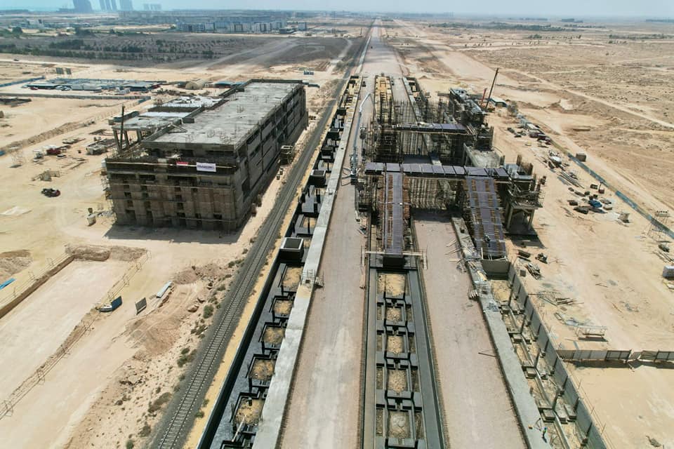 وزير الصناعة يتفقد مواقع العمل بمشروع الخط الأول للقطار الكهربائي السريع