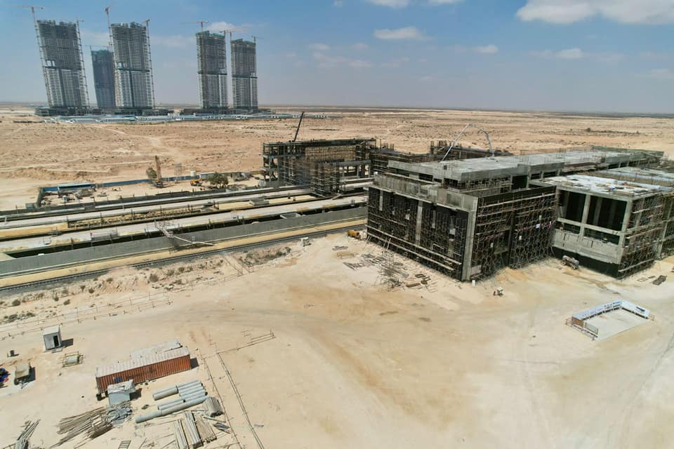 وزير الصناعة يتفقد مواقع العمل بمشروع الخط الأول للقطار الكهربائي السريع
