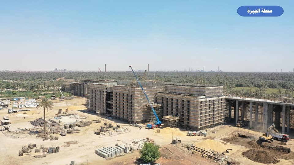 وزير الصناعة يتفقد مواقع العمل بمشروع الخط الأول للقطار الكهربائي السريع