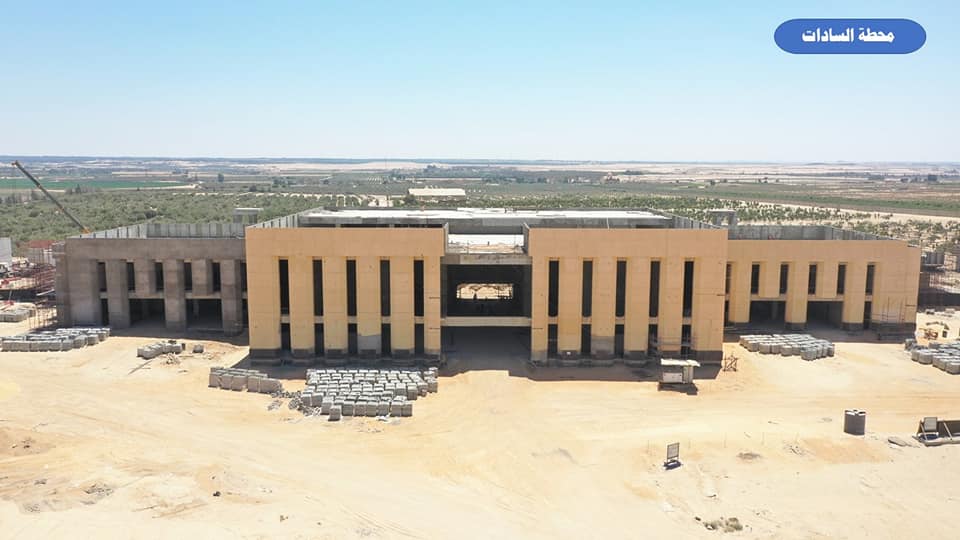 وزير الصناعة يتفقد مواقع العمل بمشروع الخط الأول للقطار الكهربائي السريع