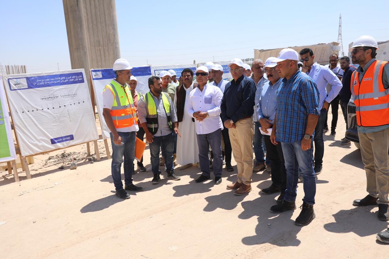 وزير الصناعة يتفقد مواقع العمل بمشروع الخط الأول للقطار الكهربائي السريع