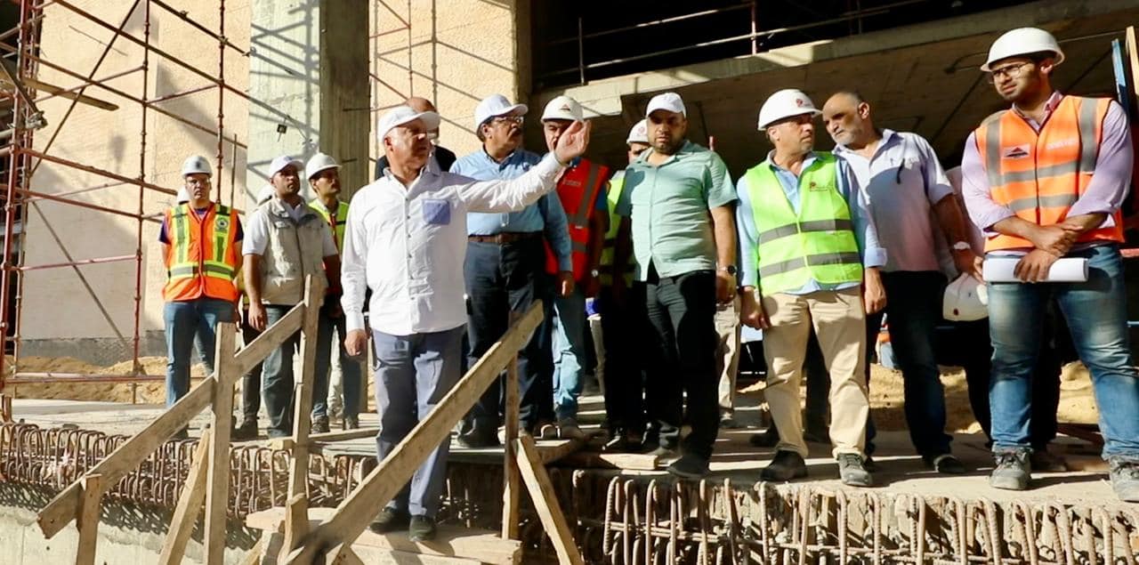 وزير الصناعة يتفقد مواقع العمل بمشروع الخط الأول للقطار الكهربائي السريع