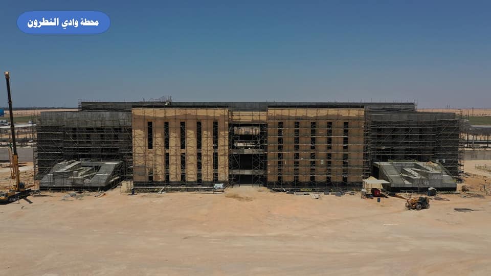 وزير الصناعة يتفقد مواقع العمل بمشروع الخط الأول للقطار الكهربائي السريع