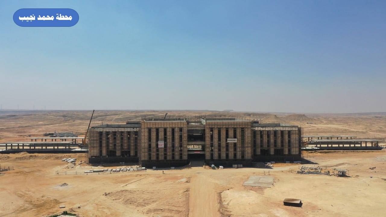 وزير الصناعة يتفقد مواقع العمل بمشروع الخط الأول للقطار الكهربائي السريع