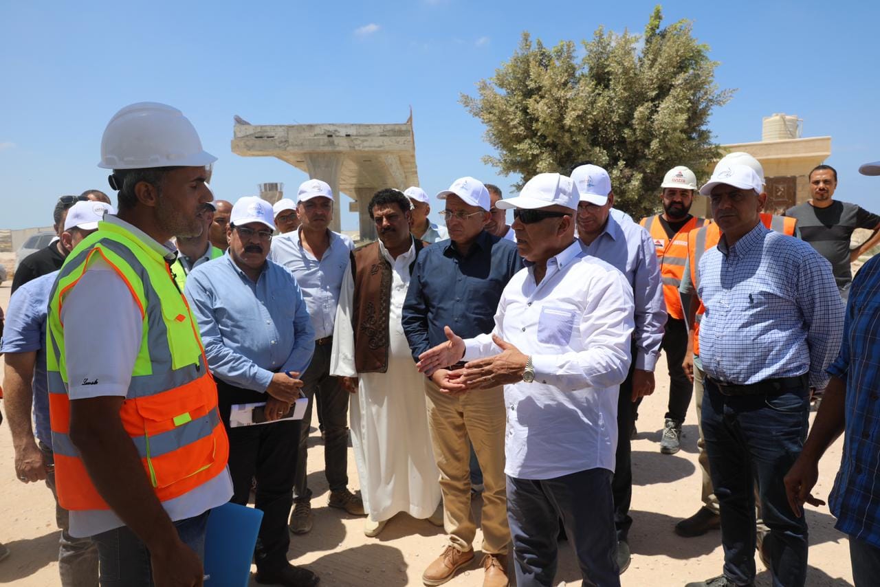 وزير الصناعة يتفقد مواقع العمل بمشروع الخط الأول للقطار الكهربائي السريع