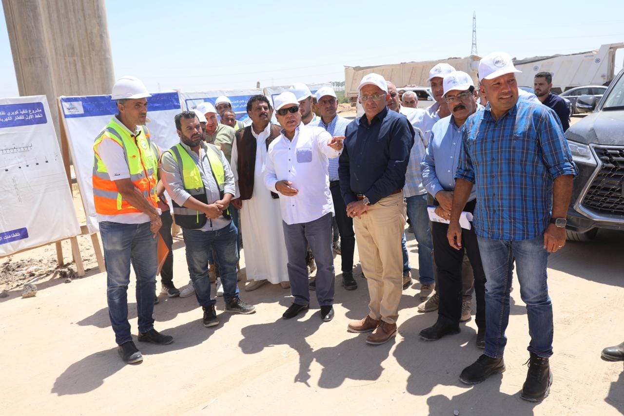 وزير الصناعة يتفقد مواقع العمل بمشروع الخط الأول للقطار الكهربائي السريع