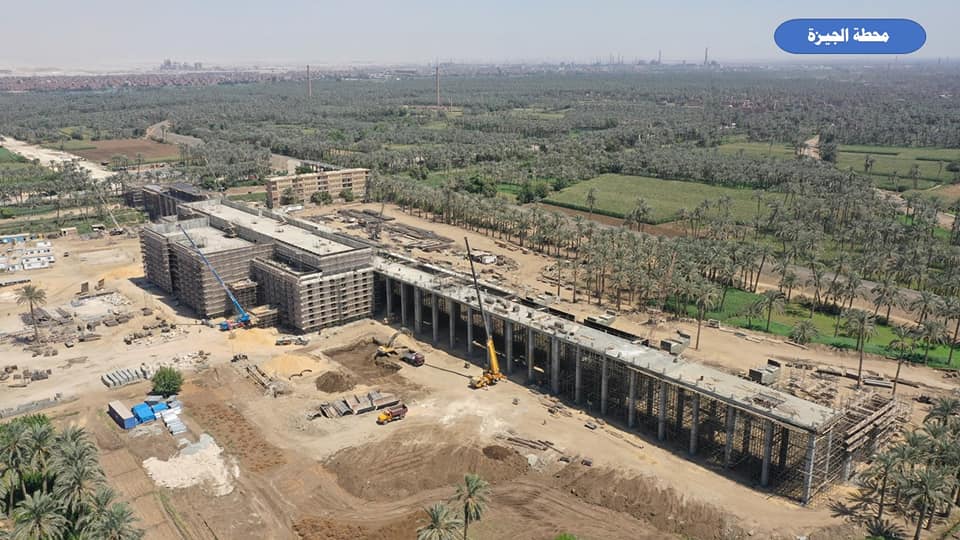 وزير الصناعة يتفقد مواقع العمل بمشروع الخط الأول للقطار الكهربائي السريع