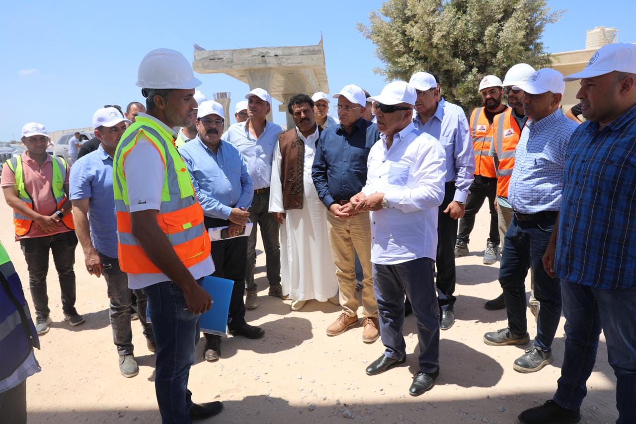 وزير الصناعة يتفقد مواقع العمل بمشروع الخط الأول للقطار الكهربائي السريع