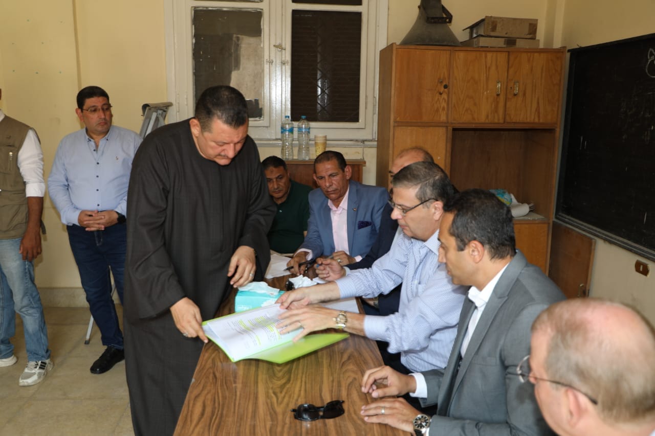 وزير الزراعة يلتقي عدد من مزارعي البحيرة
