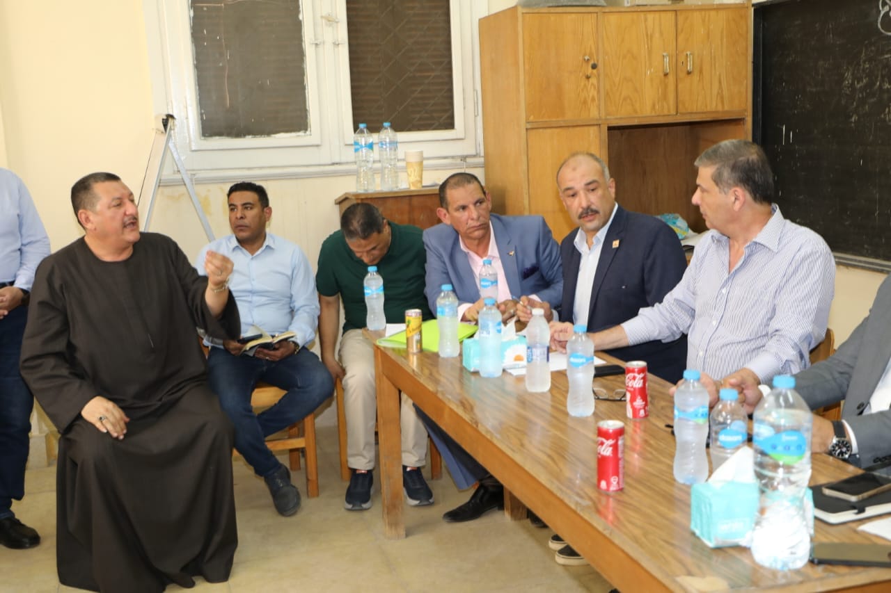 وزير الزراعة يلتقي عدد من مزارعي البحيرة
