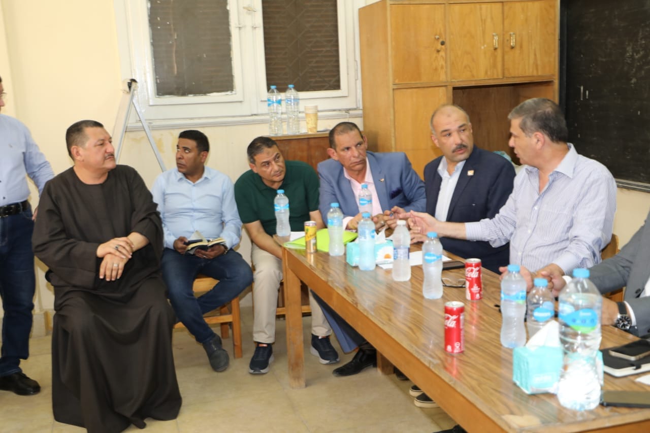 وزير الزراعة يلتقي عدد من مزارعي البحيرة