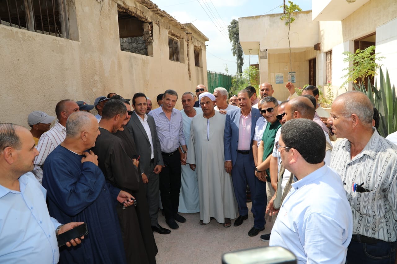 وزير الزراعة يلتقي عدد من مزارعي البحيرة