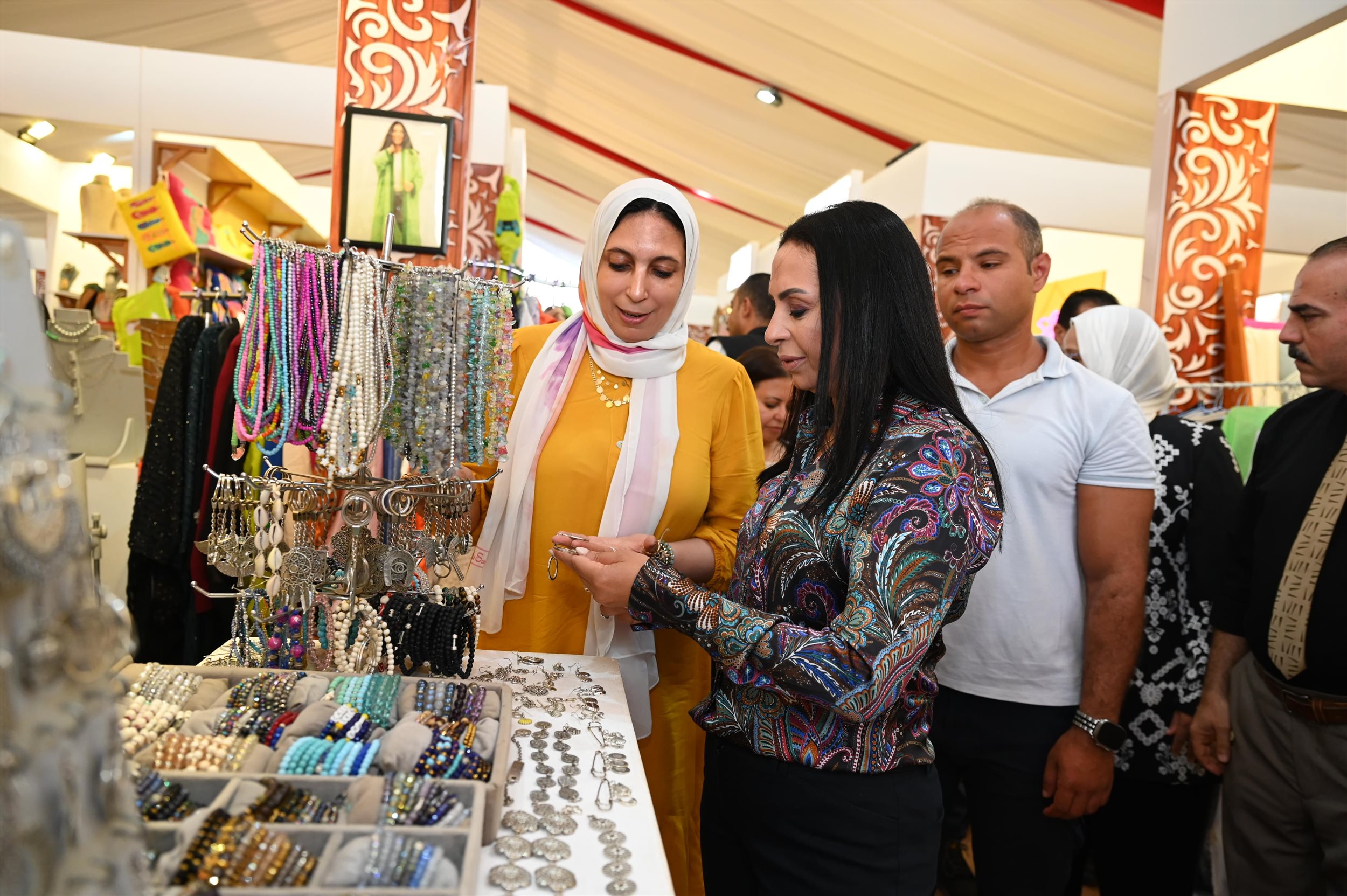 وزيرة التضامن تتفقد معرض ديارنا للحرف اليدوية