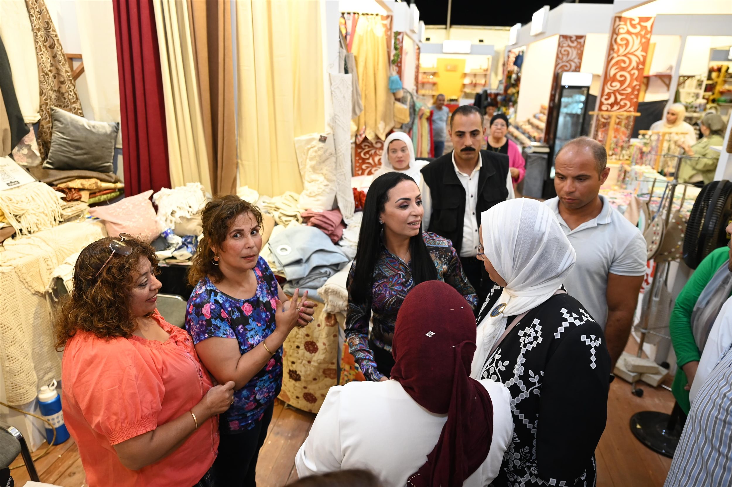 وزيرة التضامن تتفقد معرض ديارنا للحرف اليدوية
