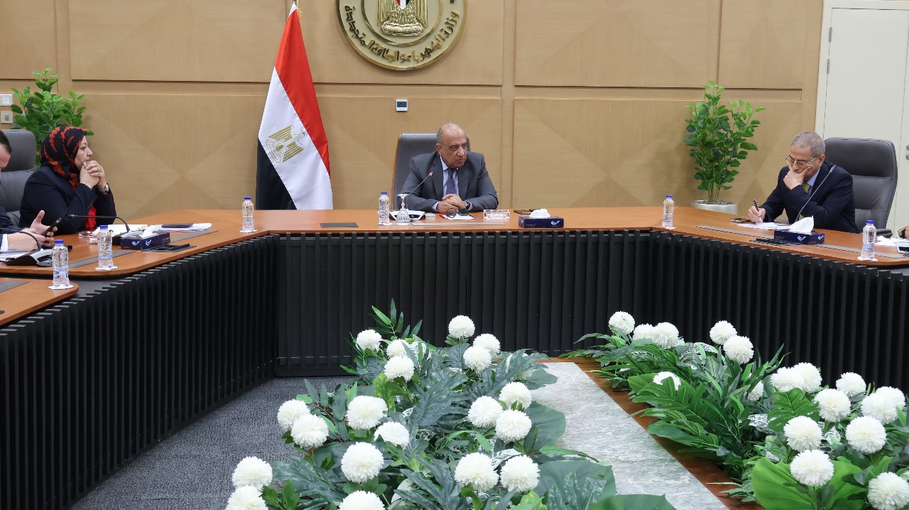 وزير الكهرباء يجتمع برؤساء شركات توزيع الكهرباء
