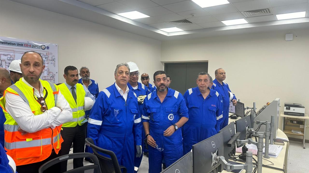رئيس هيئة البترول خلال زيارته لشركة النصر للبترول بالسويس