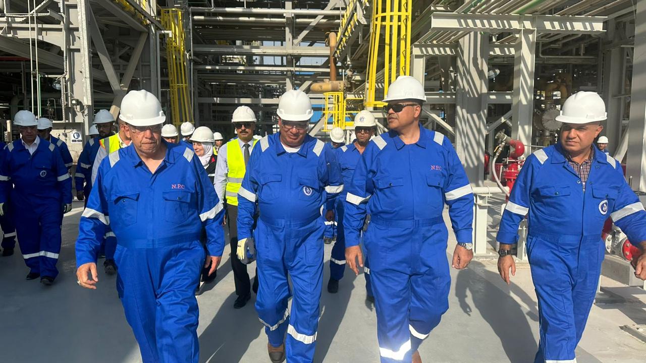 رئيس هيئة البترول خلال زيارته لشركة النصر للبترول بالسويس