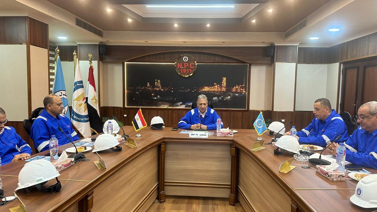 رئيس هيئة البترول خلال زيارته لشركة النصر للبترول بالسويس