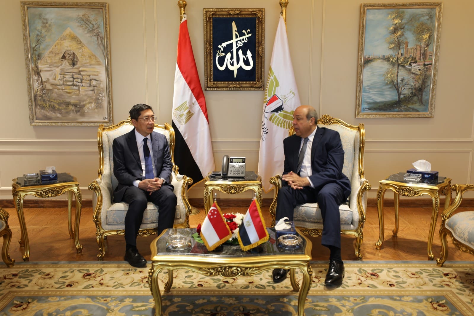 وزير الطيران المدني مع السفير السنغافوري والوفد المرافق له