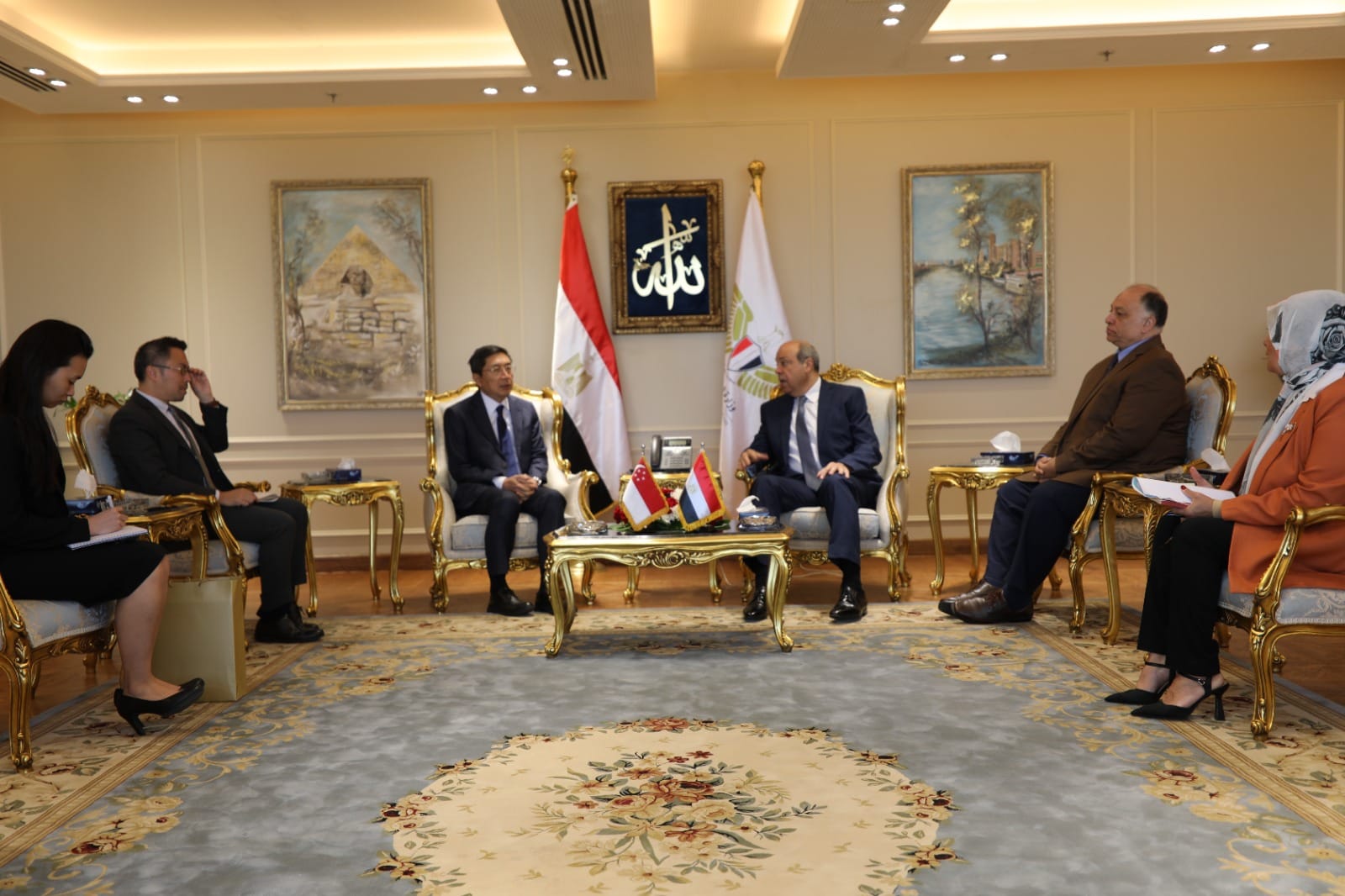 وزير الطيران المدني مع السفير السنغافوري والوفد المرافق له