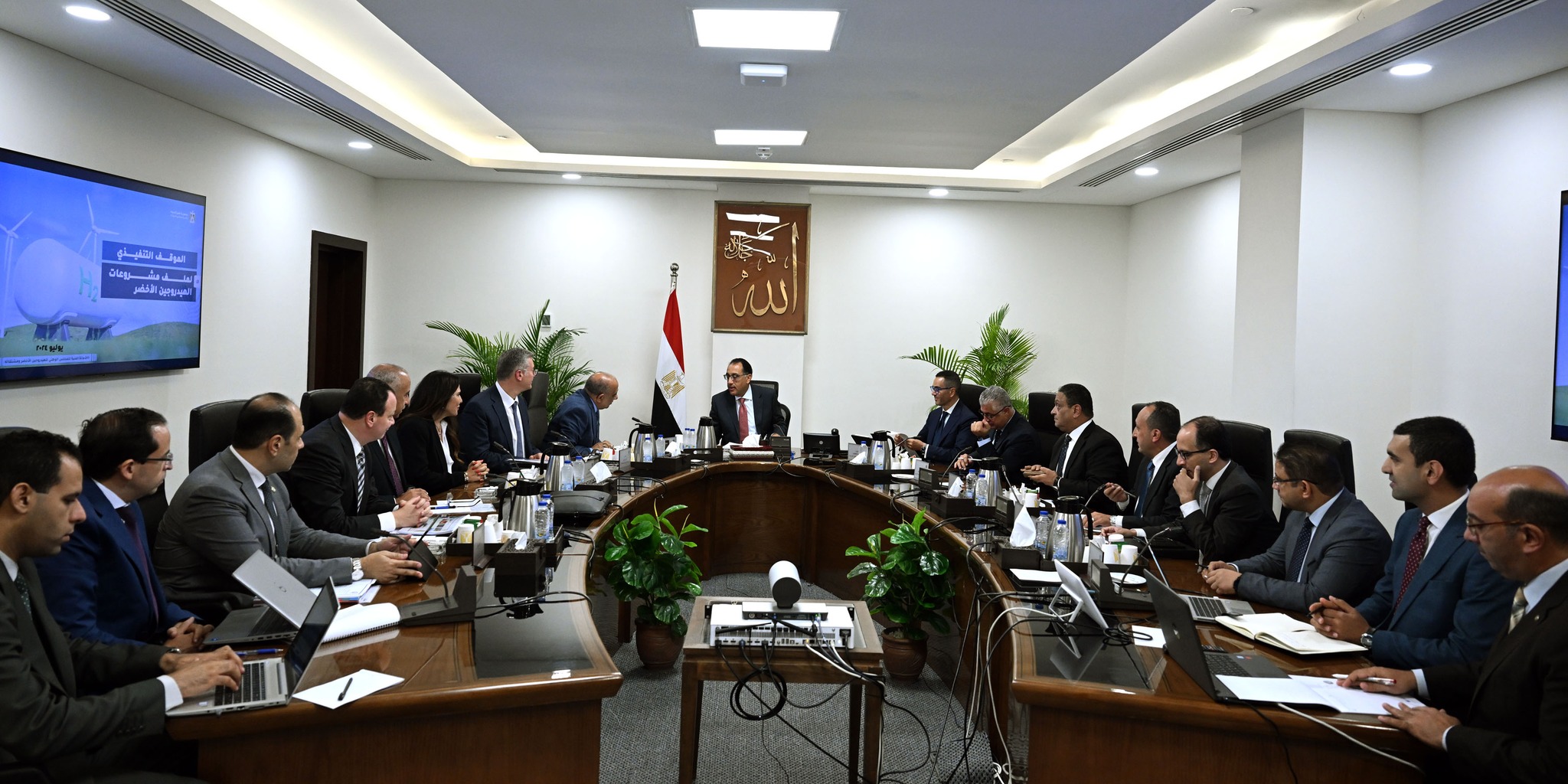رئيس الوزراء يتابع موقف مشروعات الهيدروجين الأخضر