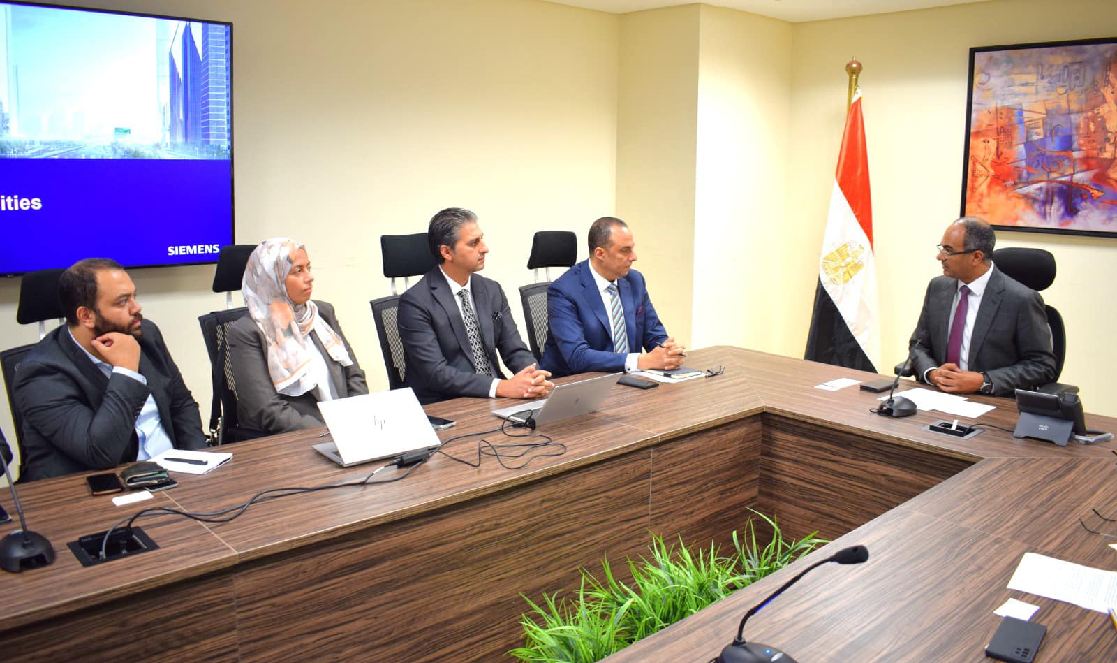 نائب وزير الإسكان يلتقي مسئولي شركة سيمنز العالمية