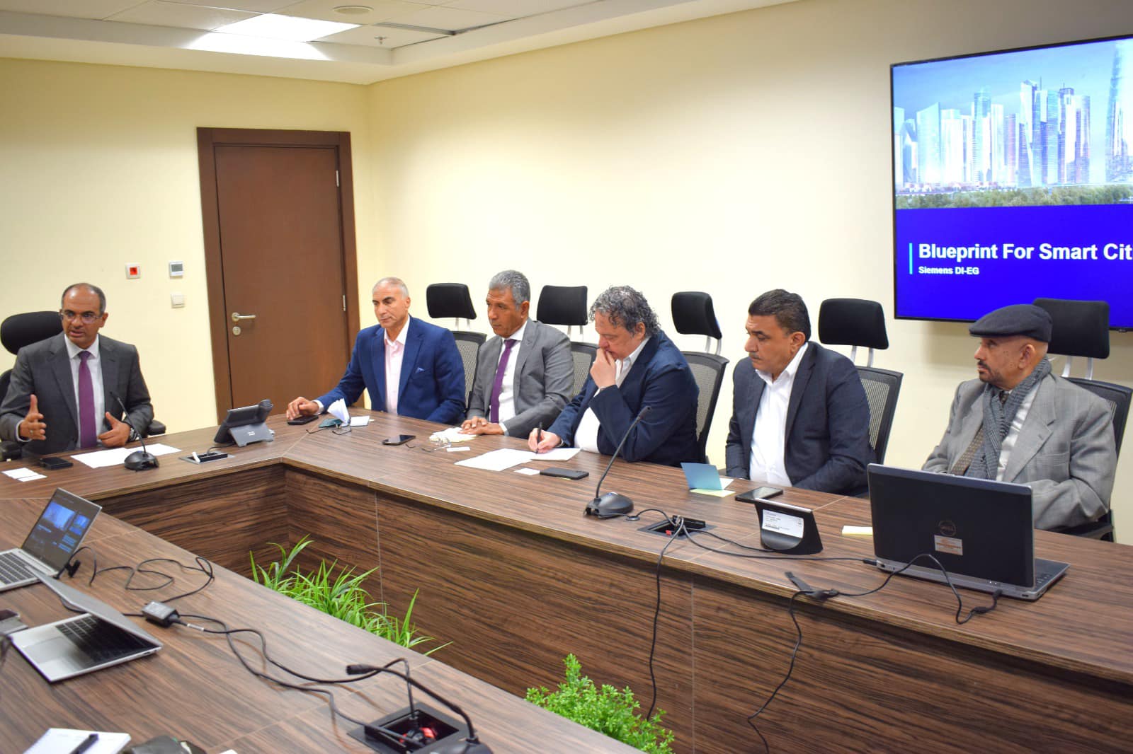 نائب وزير الإسكان يلتقي مسئولي شركة سيمنز العالمية