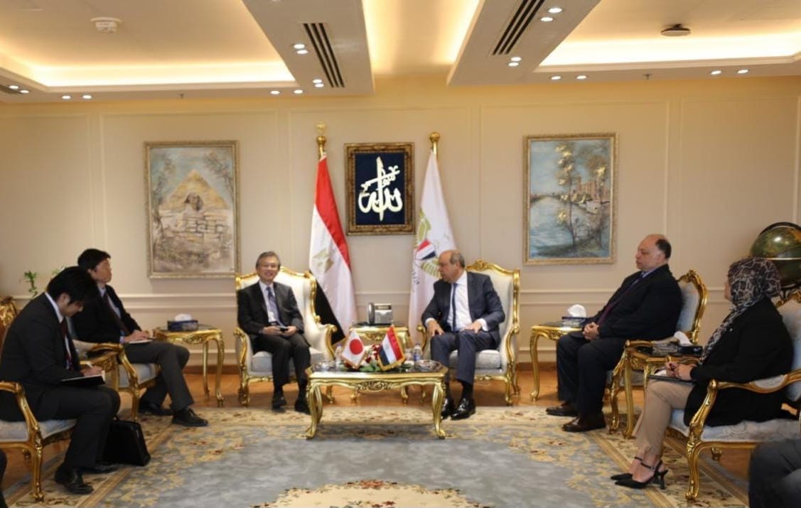 وزير الطيران المدني يستقبل السفير اليابانى