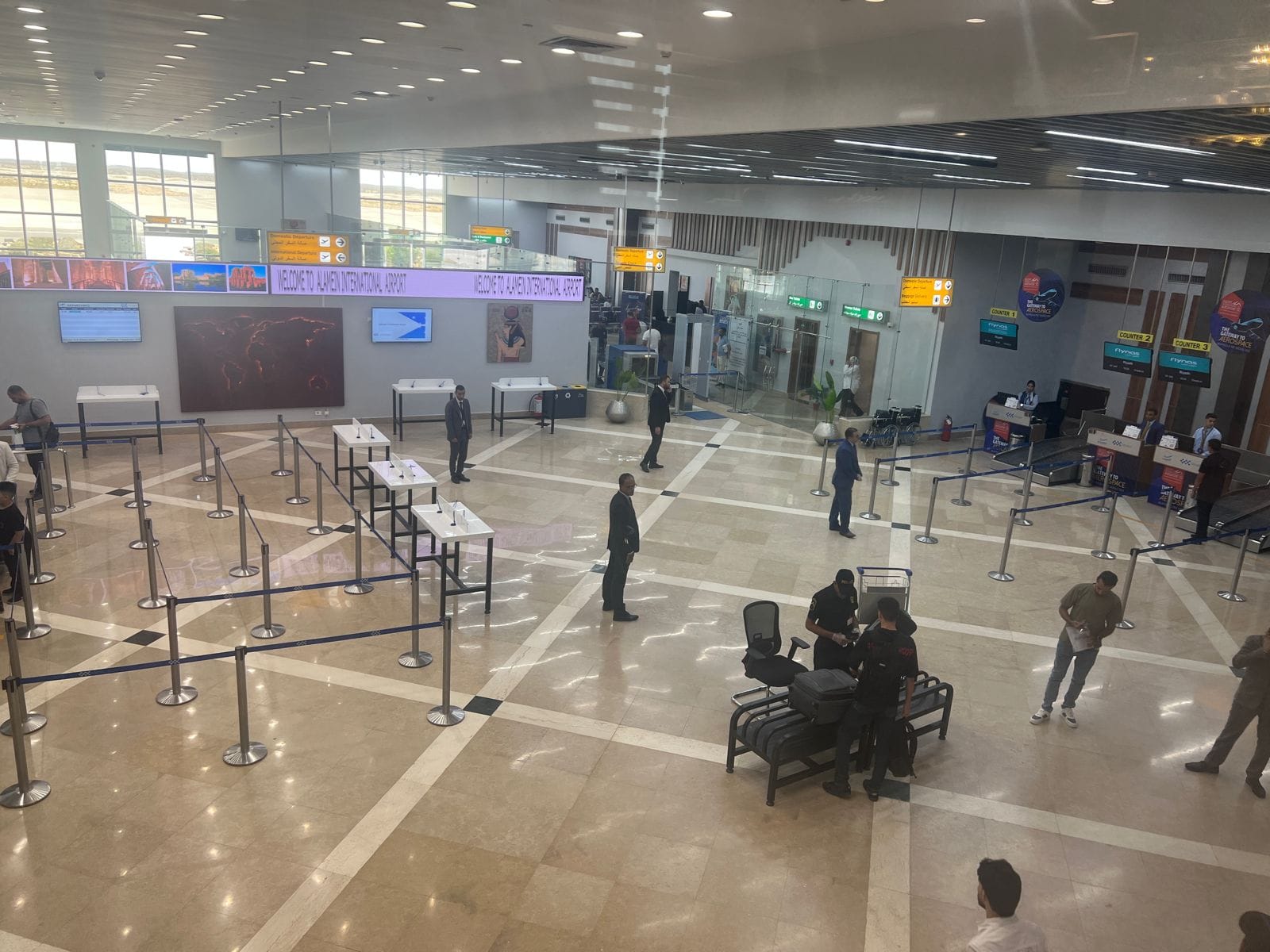 وزير الطيران المدنى يتفقد مطار العلمين الدولي