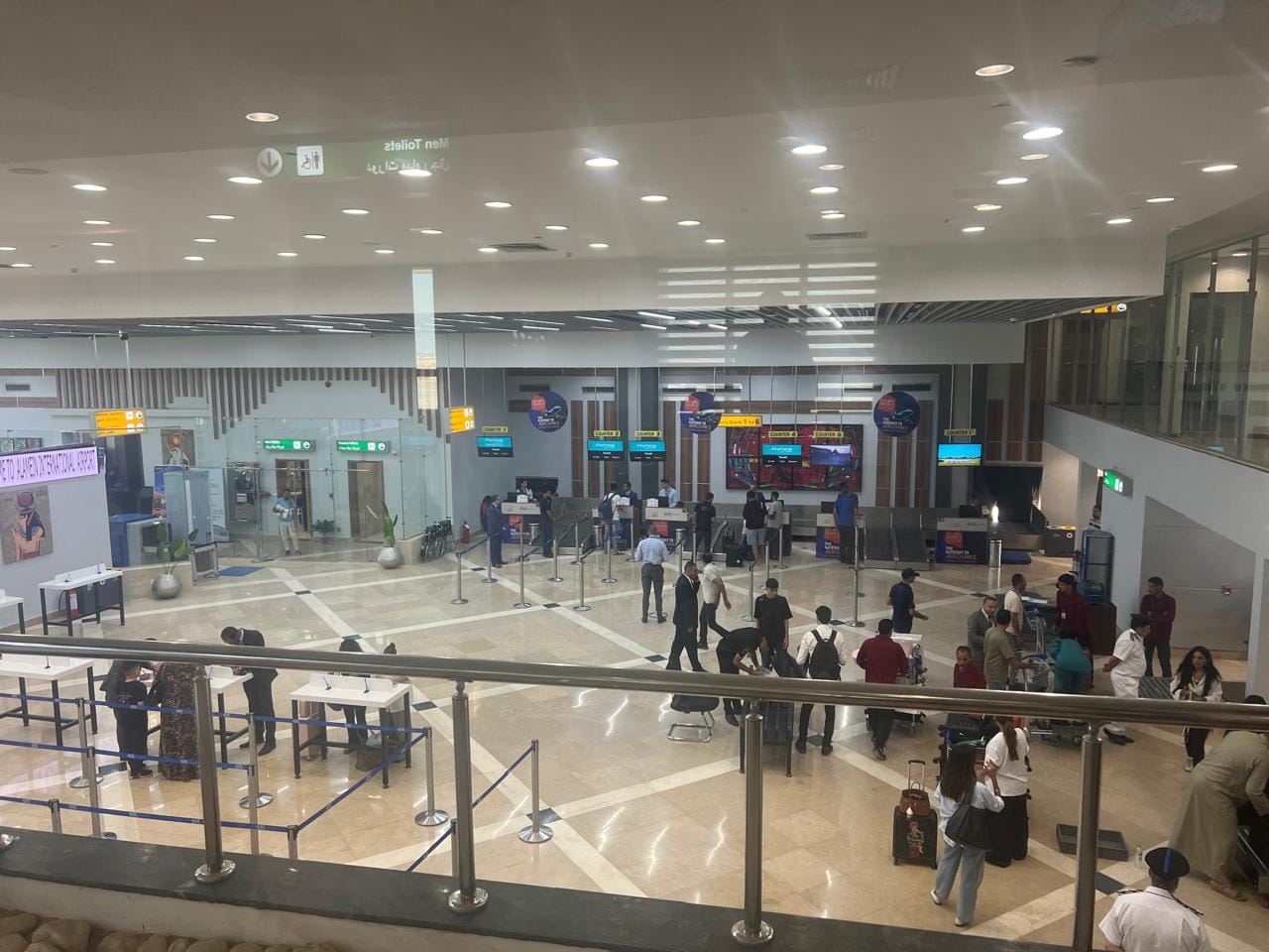 وزير الطيران المدنى يتفقد مطار العلمين الدولي