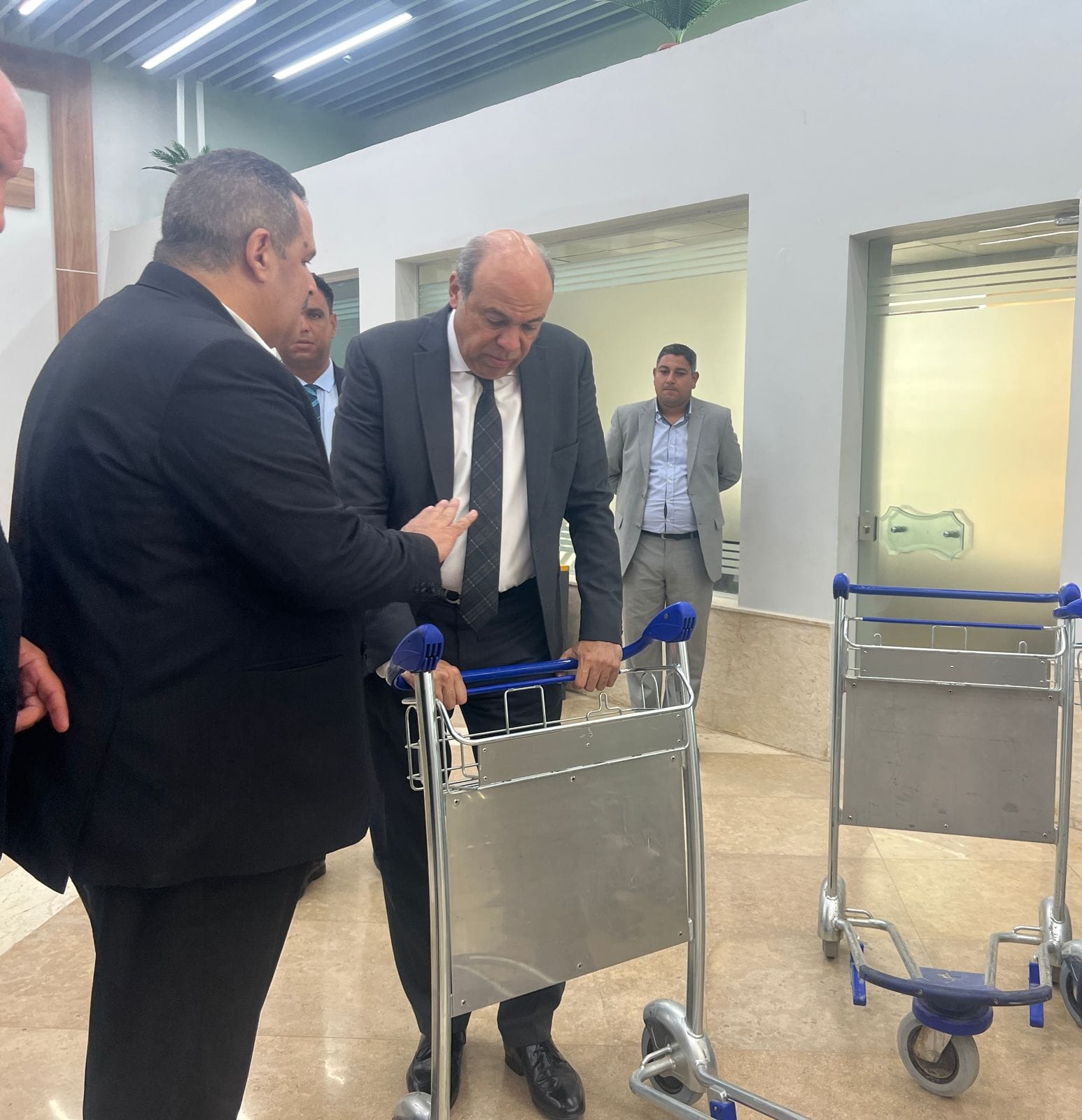 وزير الطيران المدنى يتفقد مطار العلمين الدولي
