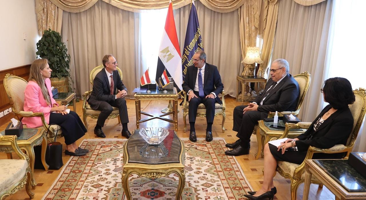 وزير الاتصالات يلتقي سفير جمهورية لاتفيا في مصر