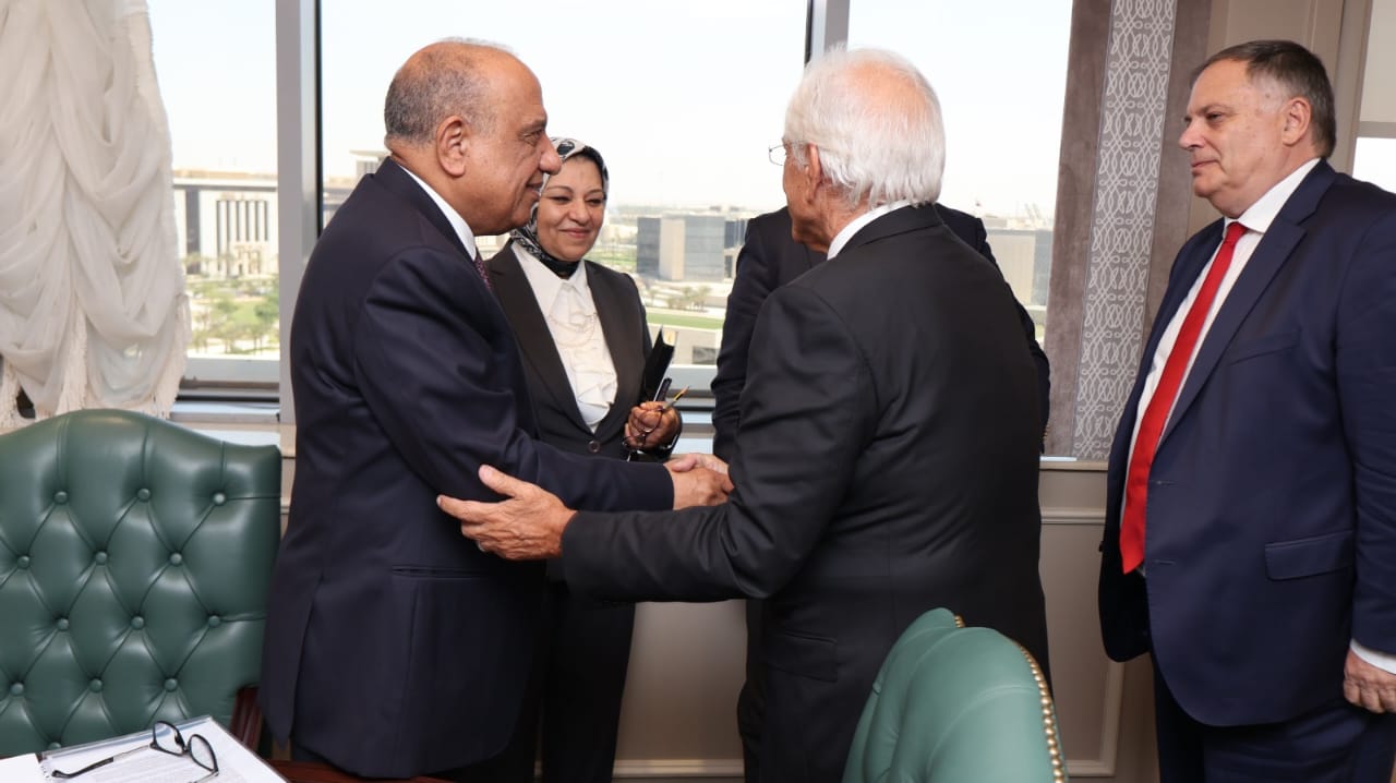 وزير الكهرباء يبحث مستجدات مشروع الربط الكهربائي بين مصر واليونان