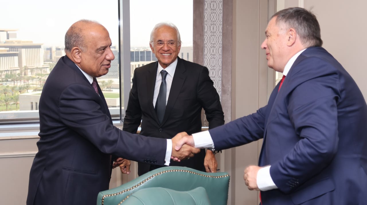 وزير الكهرباء يبحث مستجدات مشروع الربط الكهربائي بين مصر واليونان