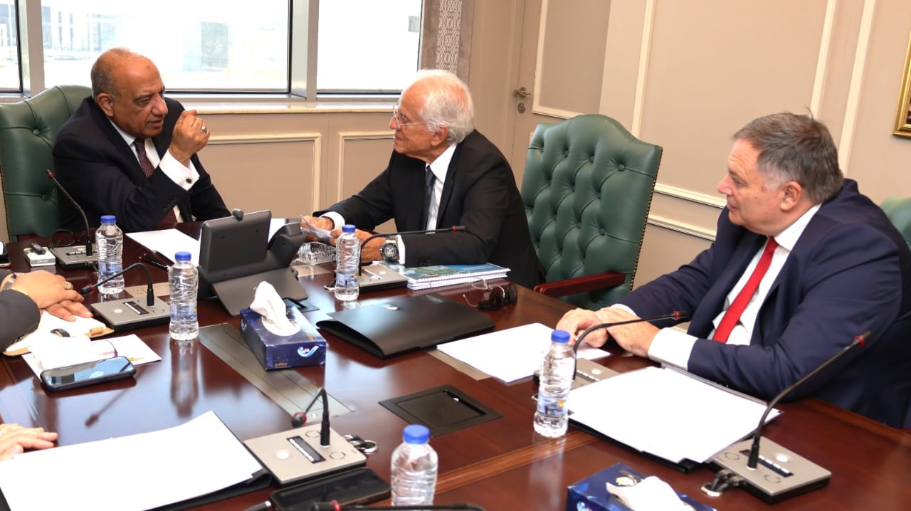 وزير الكهرباء يبحث مستجدات مشروع الربط الكهربائي بين مصر واليونان