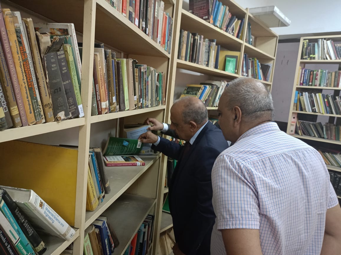 وزير الكهرباء والطاقة المتجددة يتفقد هيئة المواد النووية