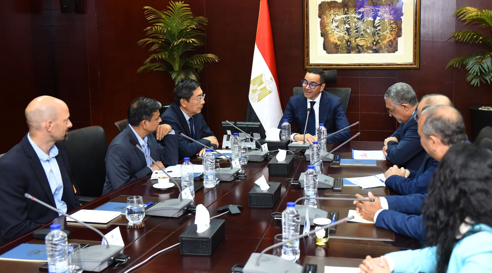 وزير الاستثمار يستقبل سفير سنغافورة