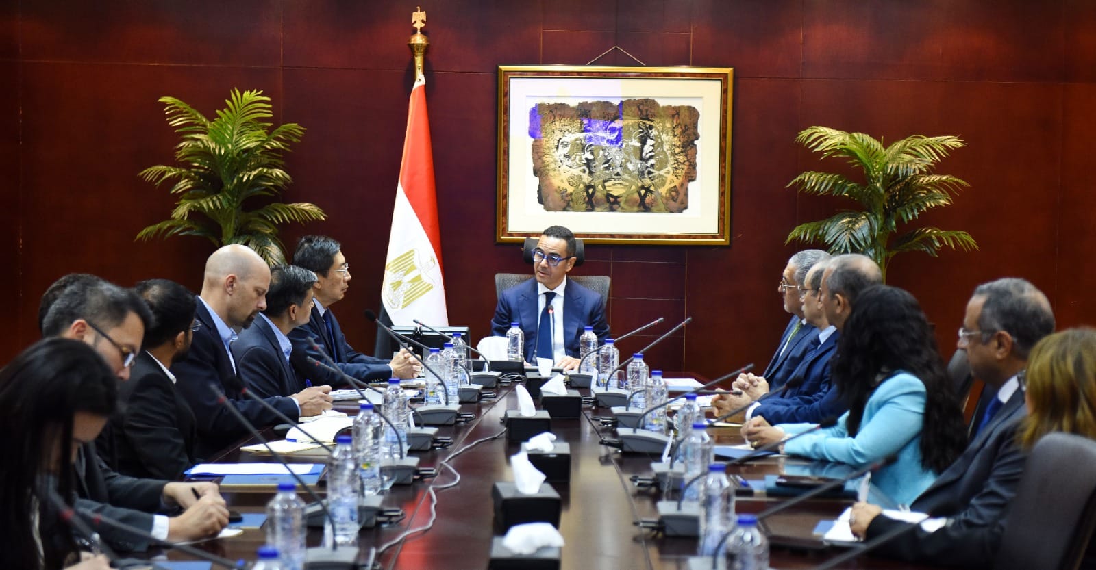وزير الاستثمار يستقبل سفير سنغافورة