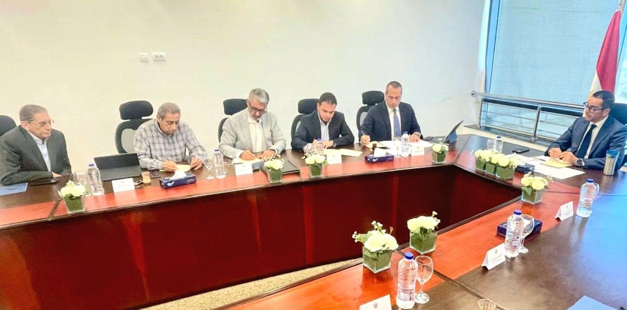 وزير الاستثمار يلتقي عدد من مصنعي السيراميك