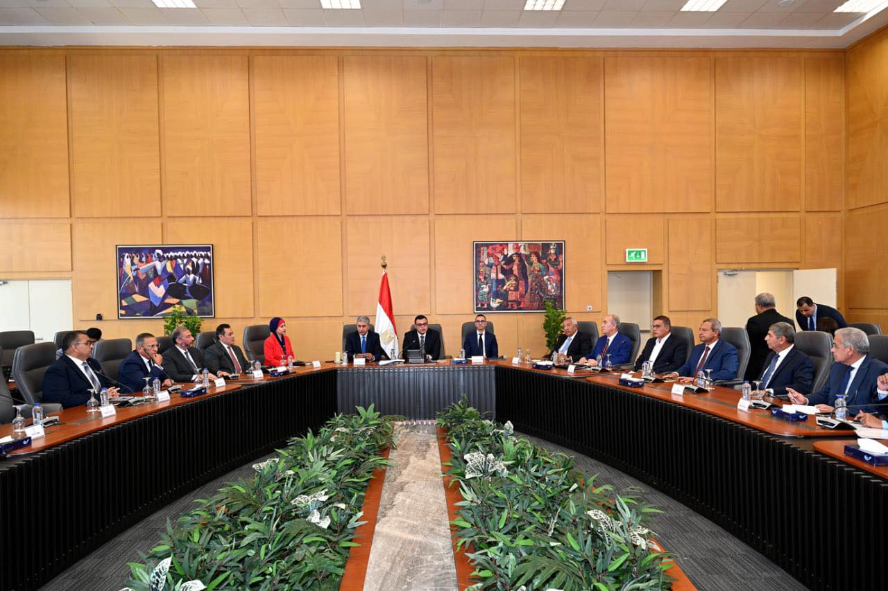 وزراء الإسكان والسياحة والاستثمار يلتقون عدداً من المستثمرين