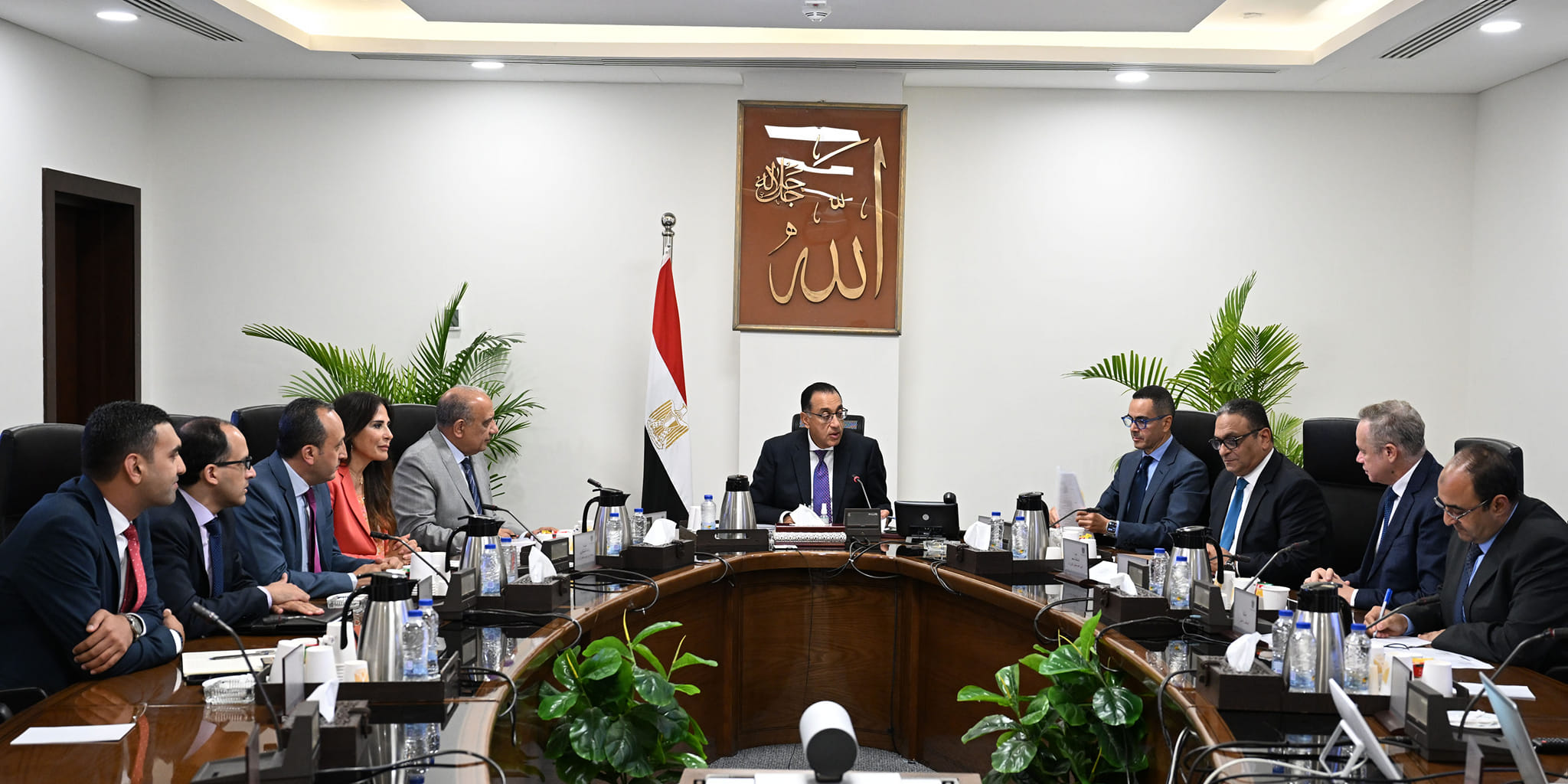 رئيس الوزراء يستعرض خطط ومشروعات شركة أكوا باور