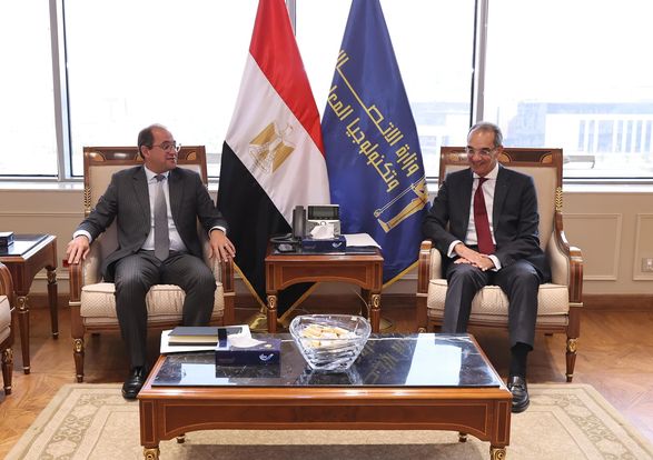 وزير الاتصالات في اجتماع مع وزير المالية
