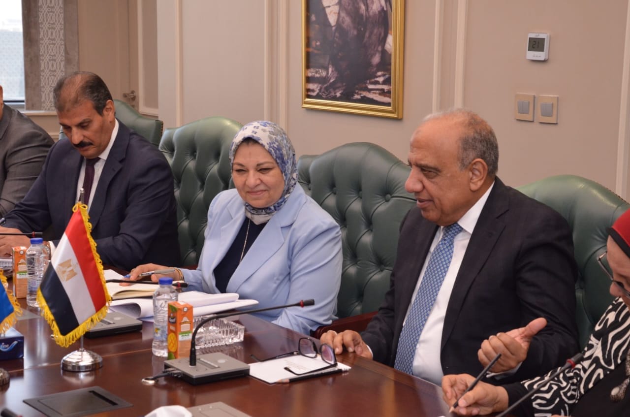وزير الكهرباء والطاقة المتجددة يستقبل نظيره الجيبوتى
